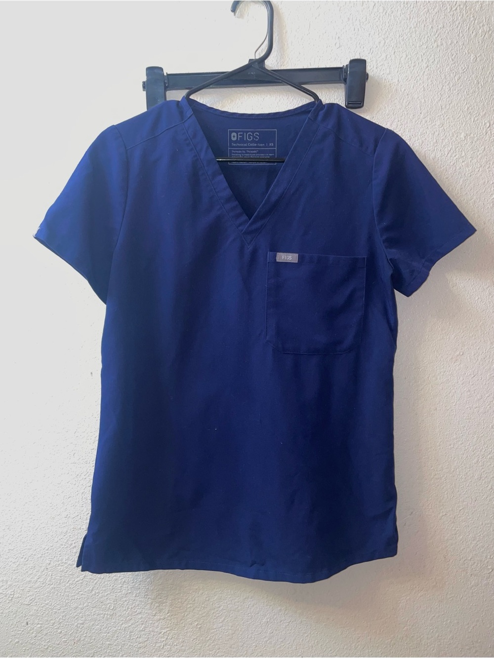 FIGS Women’s Catarina Scrub Top Navy